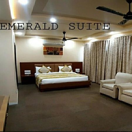 The Emerald Club ,Rajkot Eksteriør bilde